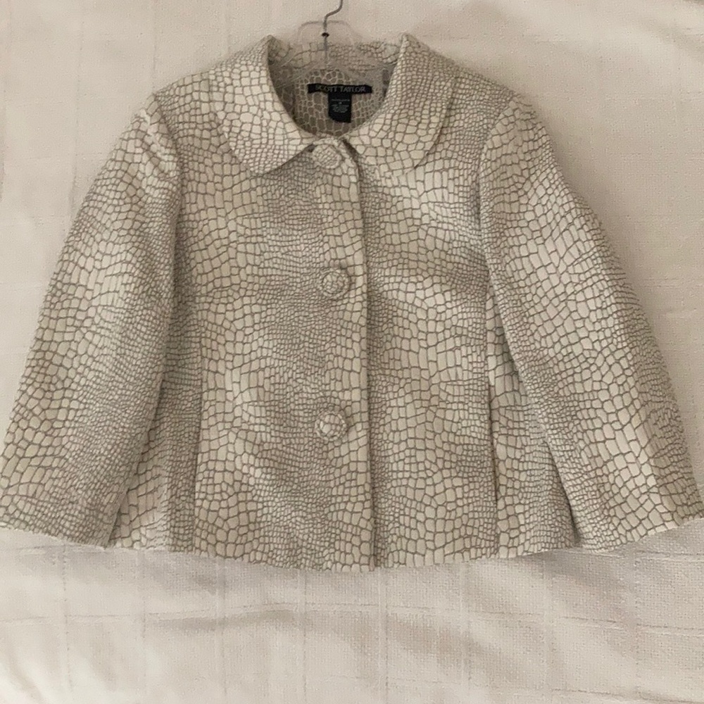 Unlined waist jacket with pockets.